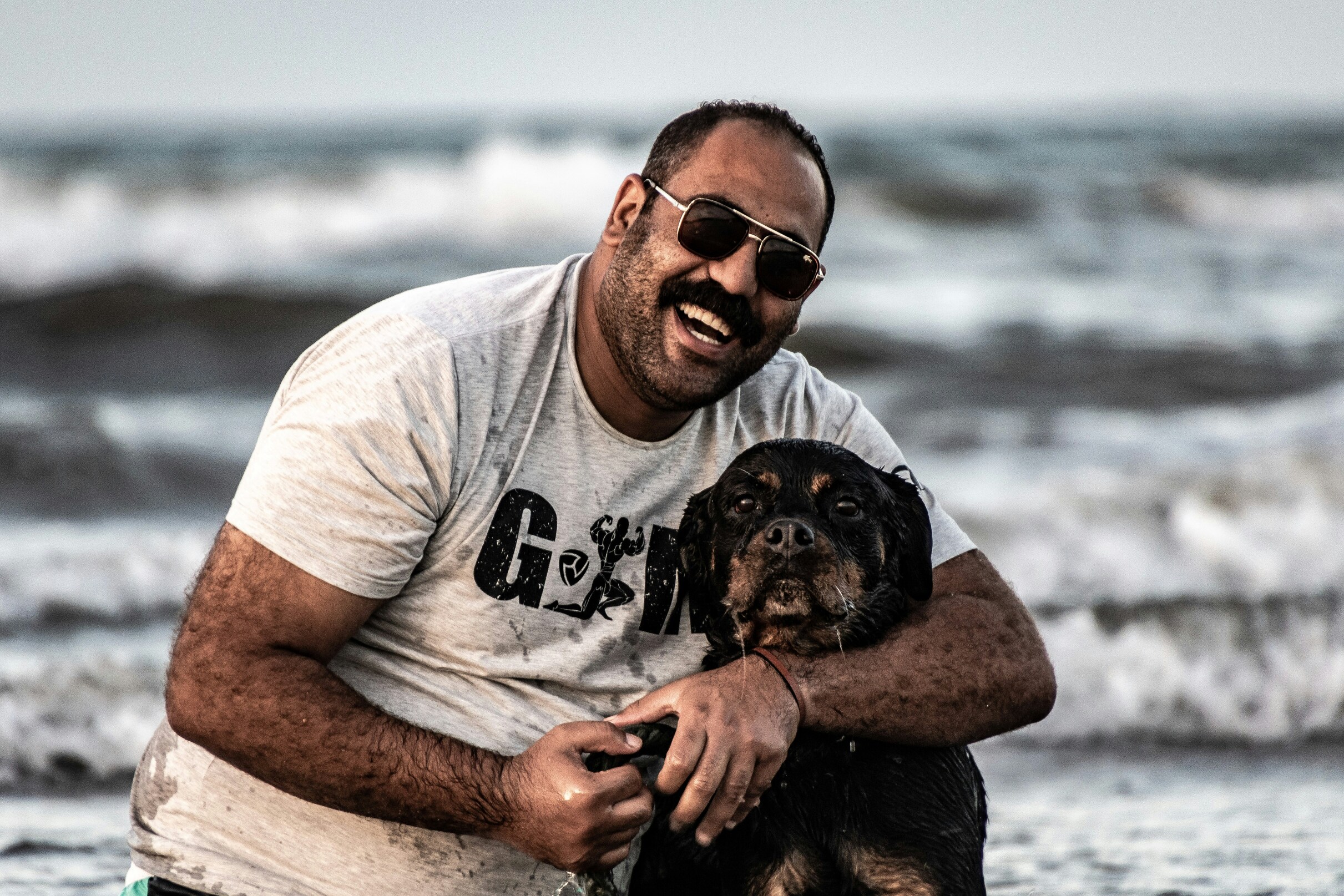 Homme et son chien marchant ensemble